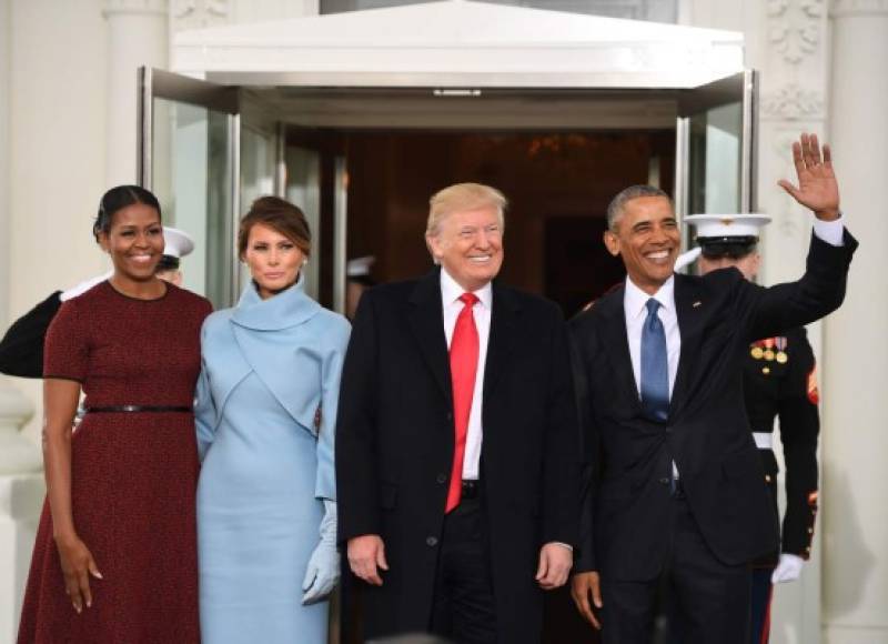 El aún presidente de Estados Unidos, Barack Obama, y ​​la primera dama, Michelle Obama, al recibir a Donald Trump y y a su esposa Melania a la Casa Blanca en Washington.<br/>
