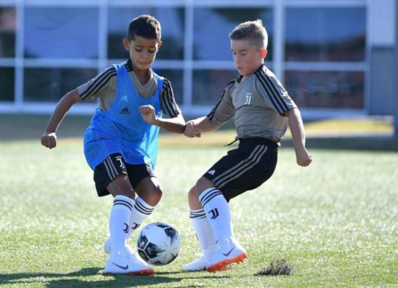 El hijo mayor de Cristiano Ronaldo, de 8 años, comenzó a entrenar en el centro de formación de la Juventus de Turín, el club por que fichó su padre este verano, informaron este martes varios medios italianos.