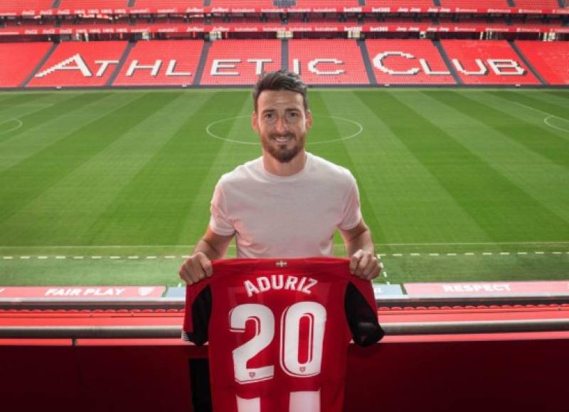 El Athletic de Bilbao anunció en sus redes sociales la renovación de Aritz Aduriz por un año más. El jugador, de 38 años, estará en el conjunto vasco hasta junio de 2020 y no tendrá cláusula de rescisión.