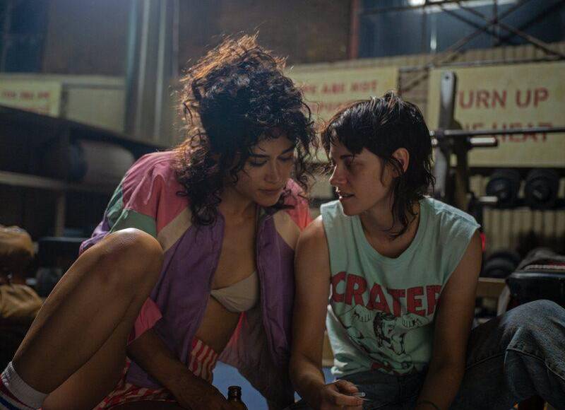 Sangre en los labios - Esta película cuenta las vivencias de Lou, la solitaria directora de un gimnasio, que se enamora perdidamente de Jackie, una ambiciosa culturista que se dirige a Las Vegas en busca de su sueño. El filme es dirigido por Rose Glass. La película se estrenará en cines españoles el próximo 12 de abril, algo más de un mes de su lanzamiento original en EUA.