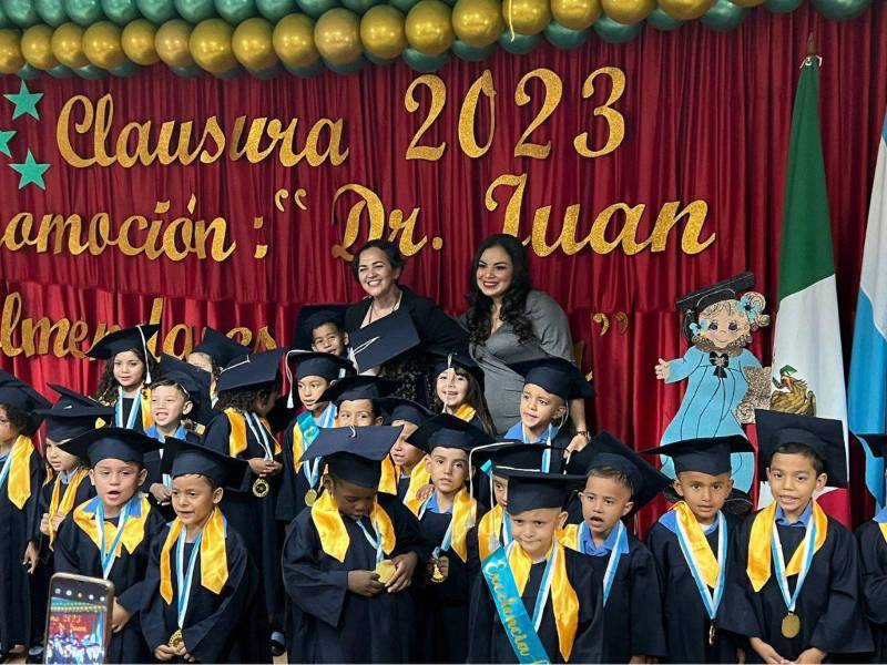 Miles de infantes en Honduras finalizan sus estudios de preescolar este 2023, mismos que engalanan y enternecen los actos de clausura, tal es el caso de los pequeños del Jardin de niños República de México en la colonia Brisas del Cacao, sector Lomas del Carmen.