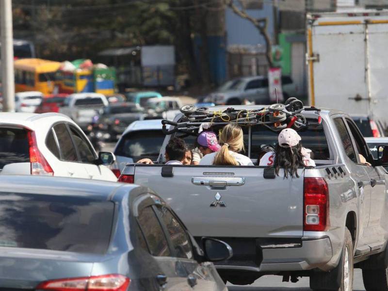El exceso de pasajeros en una paila de carro será sancionado, informó la Dirección Nacional de Vialidad y Transporte.