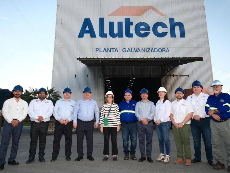 Ejecutivos de Alutech, parte del conglomerado de empresas de Grupo Emco Holding recibieron la comitiva del BCH encabezada por la presidenta Rebeca Santos.