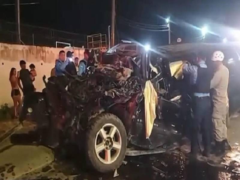 Una noche de terror se vivió en la transitada 33 calle de San Pedro Sula, a la altura de la colonia Perfecto Vásquez, tras registrarse un aparatoso accidente de tránsito que dejó a un hombre atrapado e intensas labores de rescate.