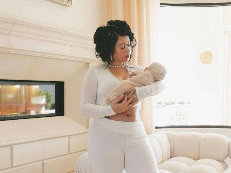 La cantante Kali Uchis junto a su hijo.