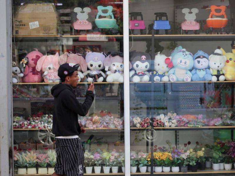 Una persona camina frente a un comercio de origen chino en Tegucigalpa.