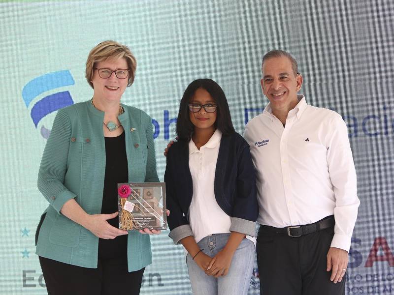 La Embajadora de los Estados Unidos, Laura Dogu, en compañía de Génesis Espinoza, quien pertenece al centro educativo y el presidente de Ficohsa Fundación, Juan Carlos Atala.