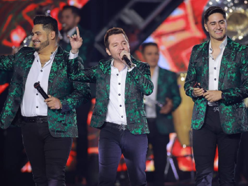 La banda La Adictiva y Luis R Conriquez.