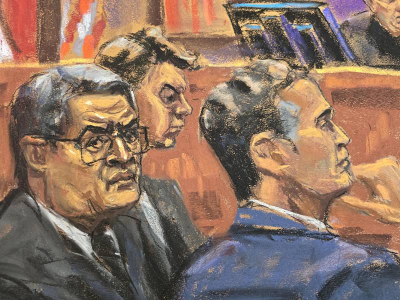 Reproducción fotográfica de un dibujo realizado por la artista Jane Rosenberg, donde aparece el expresidente de Honduras Juan Orlando Hernández y sus abogados defensores Raymond Colón y Renato Stabile.