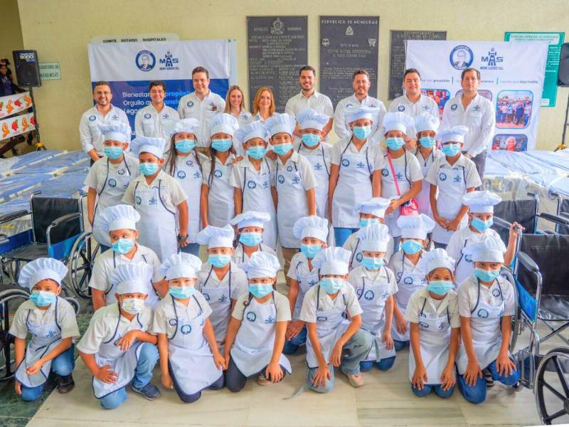 Grupo de 25 niños de la Escuela Alejandro Espinoza, del sector Brisas, quienes decoraron galletas en las instalaciones del Molino Harinero Sula para compartirlas con los pacientes del Hospital Mario Catarino Rivas.