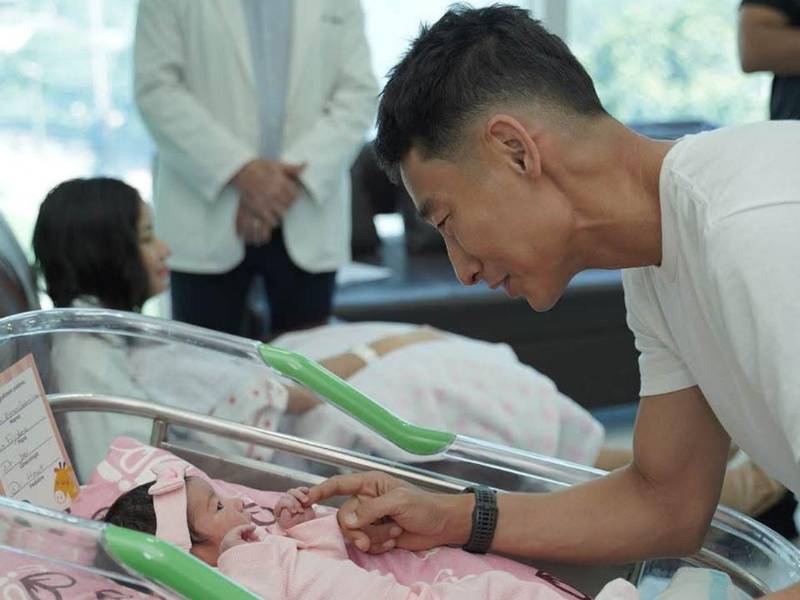 Creadores de contenido como Shin Fujiyama y Carlos Zúniga fueron felicitados en el Día del Padre, al igual que el futbolista Carlo Costly y el cantante Nilo Espinal. Por su parte, el expresentador de televisión, Allan Paúl Carranza, extendió su gratitud a su padre por ser un soporte en su vida.