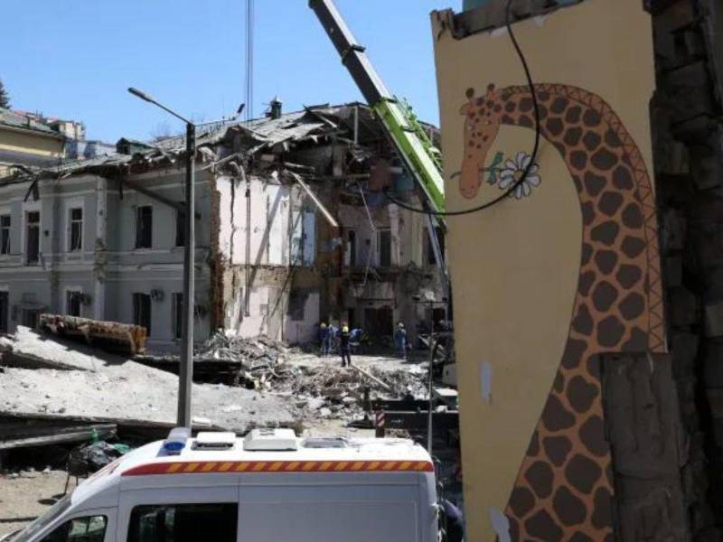 El personal de emergencia y rescate trabaja y limpia los escombros del edificio destruido del Hospital Infantil Ohmatdyt, un día después de un ataque con misiles en Kiev el 9 de julio de 2024.