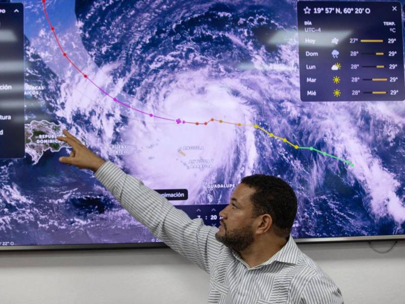 El predictor de la Oficina Nacional de Meteorología, Wagner Rivera, señala la trayectoria del huracán Erin en Santo Domingo (República Dominicana).