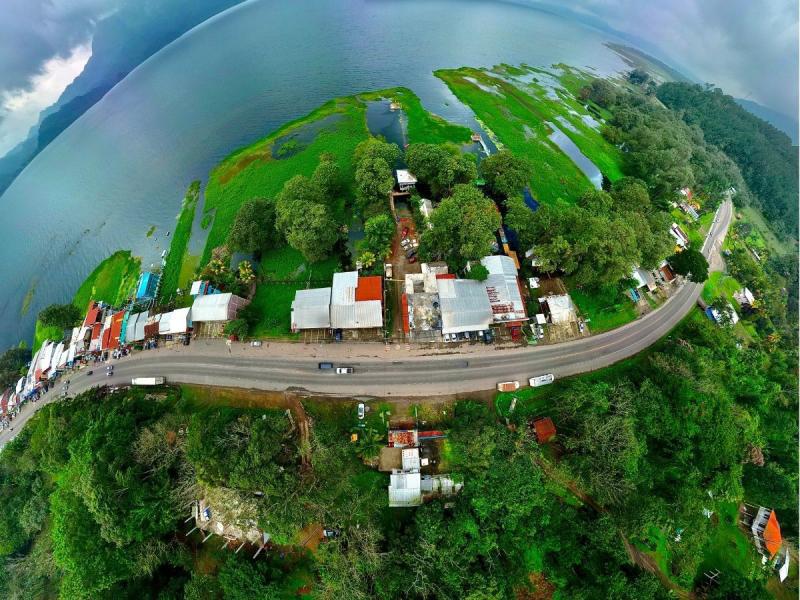 El Lago de Yojoa es el único lago natural y la reserva de agua dulce más grande de Honduras, situado entre los departamentos de Cortés, Santa Bárbara y Comayagua.