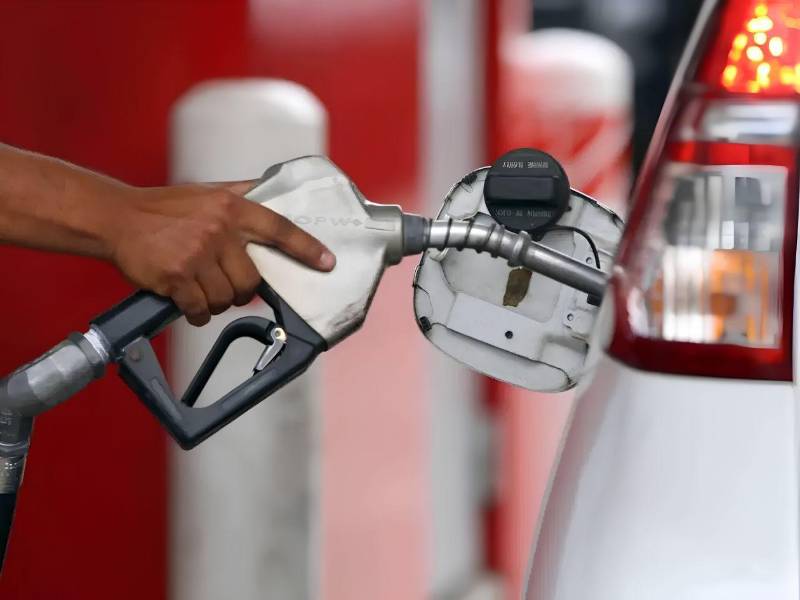 Los precios domésticos de los carburantes acumulan rebajas por las variaciones de los refinados en el mercado internacional.