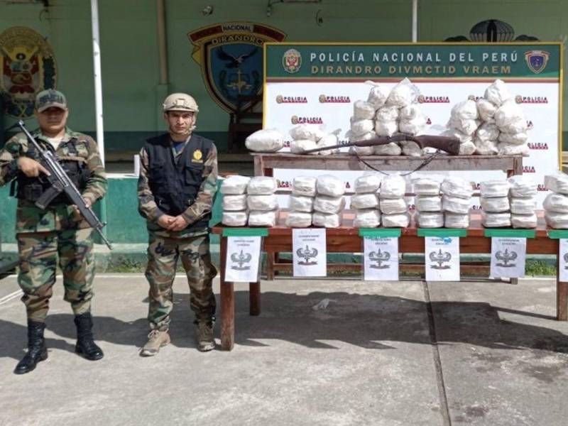 Ministro del Interior, Vicente Romero, detalló que en cada embarcación se encontraron, por separado, cargamentos de más de 1.307 kilos y de 1.747 kilos de alcaloide de cocaína.