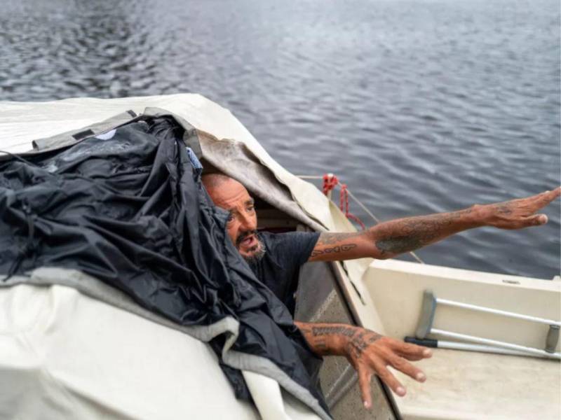 Joseph Malinowsky, de 54 años en su bote en mar de Florida.