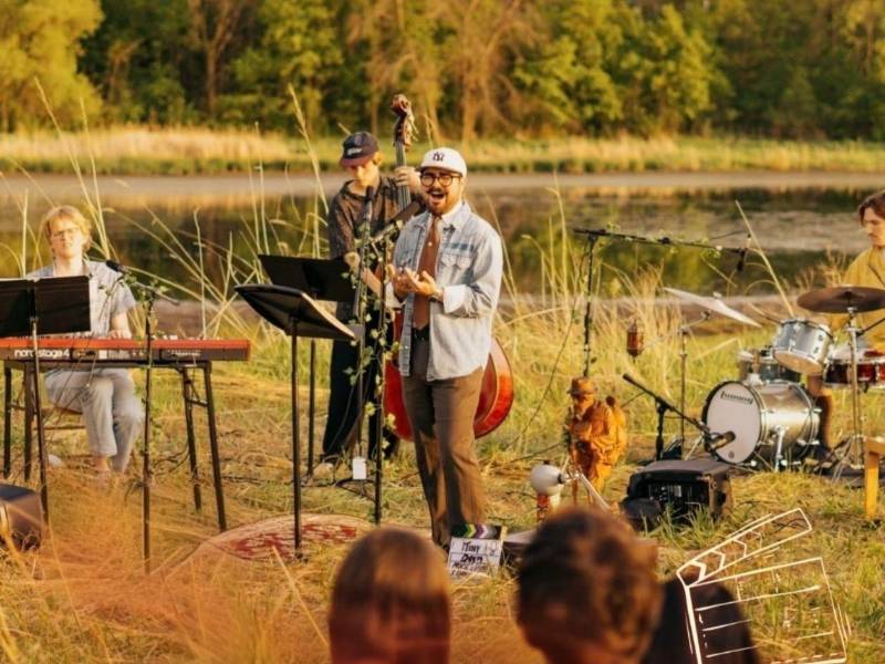 El talento del tenor hondureño Moisés Duarte Jr. vuelve a proyectarse desde Estados Unidos con una producción audiovisual que combina música latinoamericana, naturaleza y una propuesta diferente. El artista protagoniza Moisés Duarte: An Ole Tiny Dorm Music Film, disponible en YouTube desde el 24 de septiembre en el canal Ole Tiny Dorm.