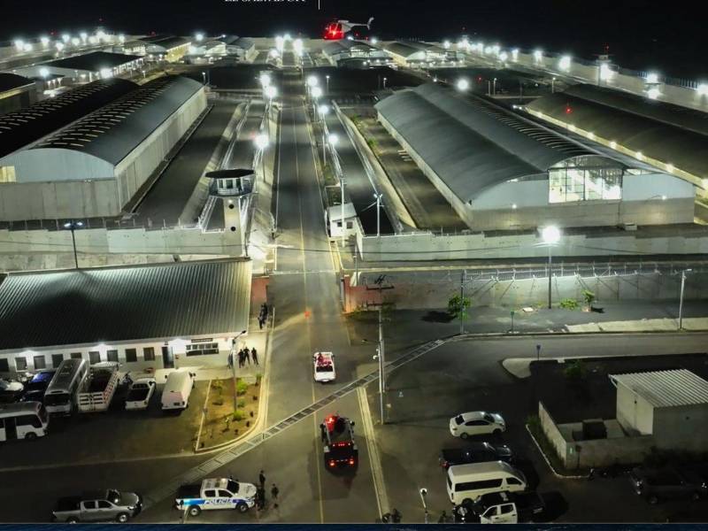 El Cecot está destinado a albergar a personas acusadas de pertenecer a pandillas en El Salvador.