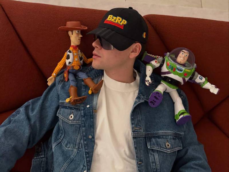 El productor y artista argentino Bizarrap se incorporará al elenco de voces en español de ‘Toy Story 5’, la próxima película de Disney y Pixar, donde interpretará a un nuevo personaje. De esta manera, se une a Bad Bunny como una de las figuras destacadas que forman parte del filme.