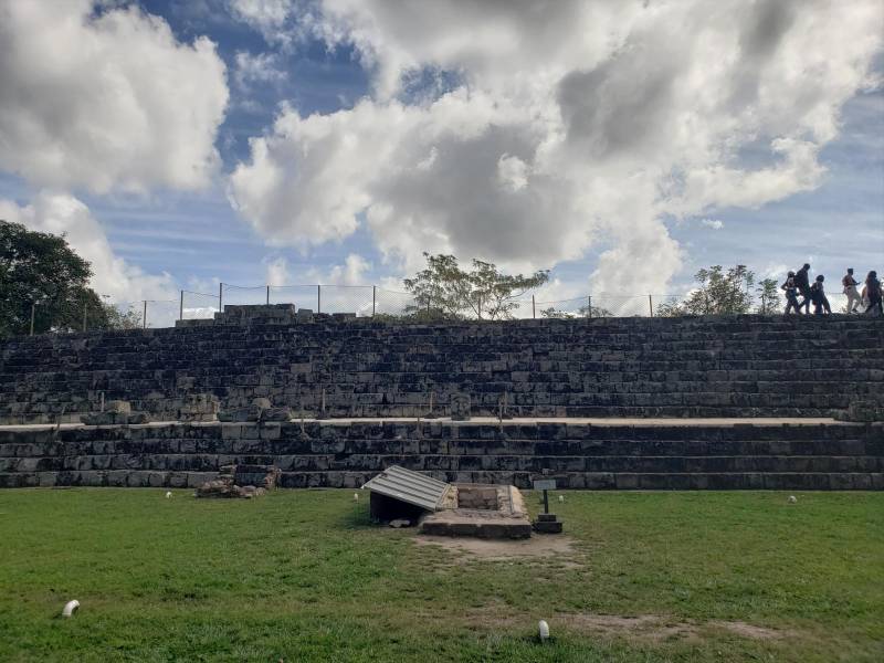 Para recorrer los tuneles Los Jaguares que permiten obervar mascarones y la diferente iconografía que relata la historia cosmológica maya, los visitantes ingresan a través de una entrada en la plaza de Los Jaguares.