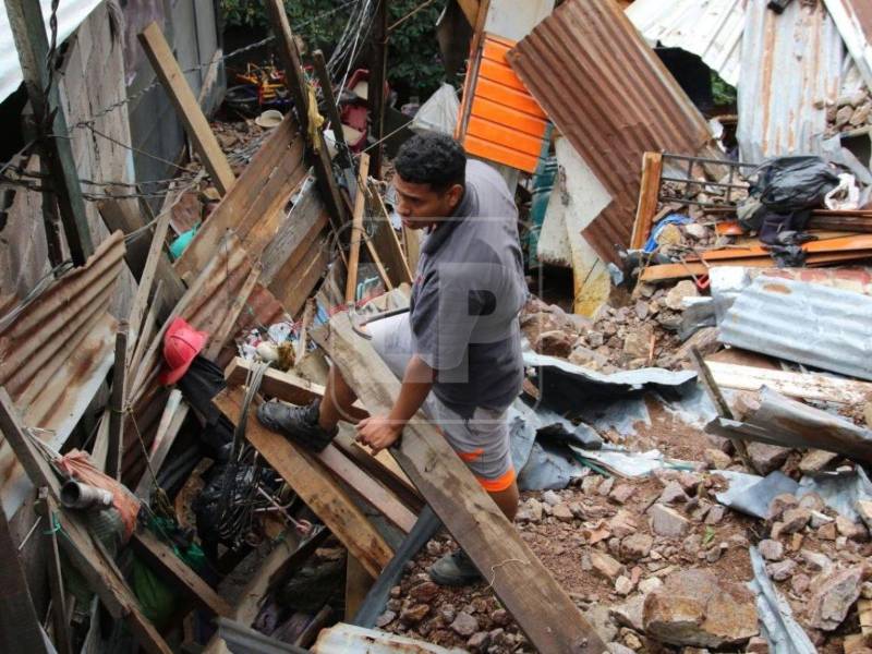Al menos siete viviendas permanecen en riesgo de colapsar en la colonia Mololoa.