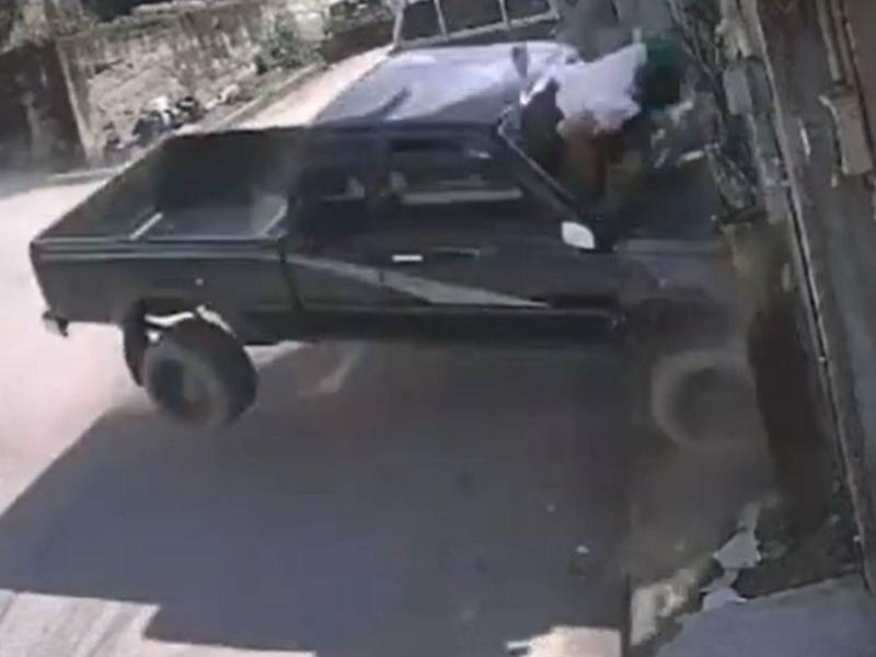 Captura de pantalla del video donde impacta el vehículo ysale volando la abuelita y su nieta.