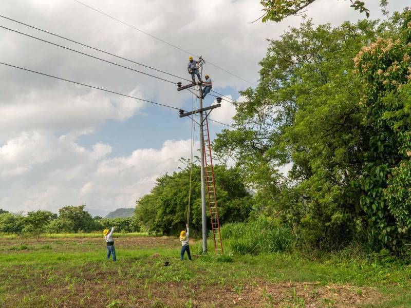 Trabajadores ejecutan labores en la infraestructura eléctrica para fortalecer la cobertura y mejorar el acceso al servicio en Honduras.