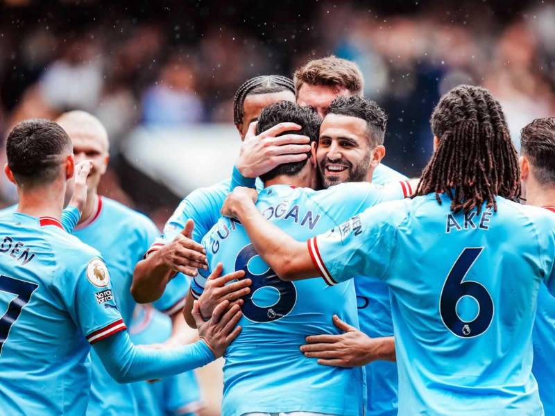 El líder Manchester City venció 2-1 al Leeds y aumenta su ventaja provisional a cuatro puntos sobre el Arsenal, segundo clasificado, este sábado en la 35ª jornada de Premier League.