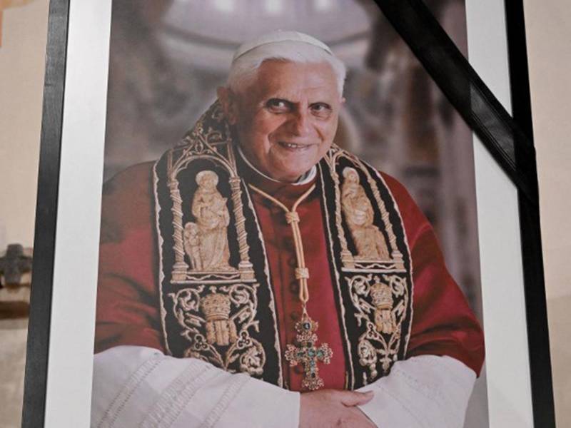 El papa emérito Benedicto XVI falleció hoy a los 95 años de edad en el monasterio vaticano en el que residía desde su histórica renuncia en 2013.