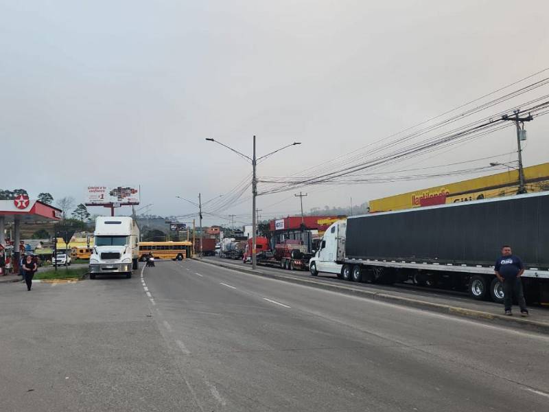 Buses y camiones bloquean el paso desde las 5:00 de la mañana en Siguatepeque.