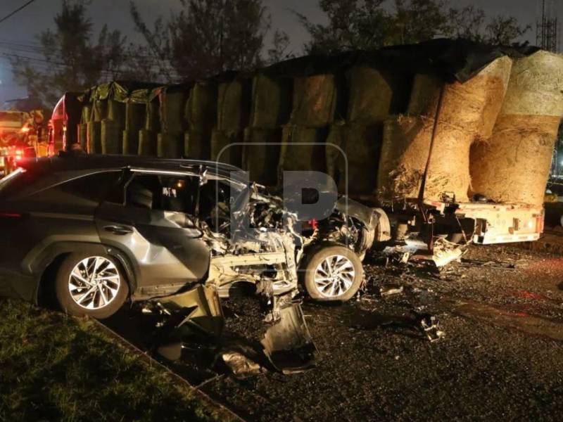 En la escena se observó que el automotor presentó severos daños en la parte frontal.