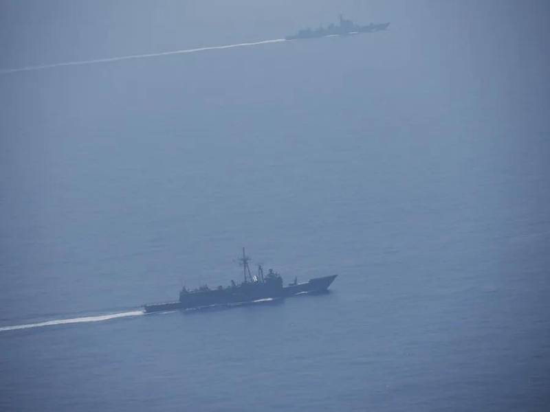 Dos destructores de misiles guiados Luyang III del EPL chino.