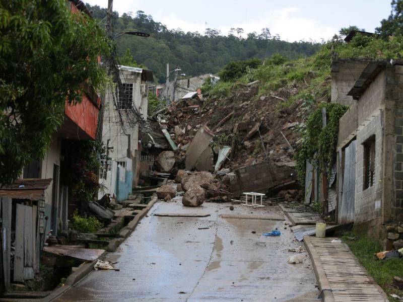 Decenas de familias fueron evacuadas en el sector conocido como “Cerrito Blanco” dentro de la Colonia El Reparto, tras un derrumbe que afectó viviendas.