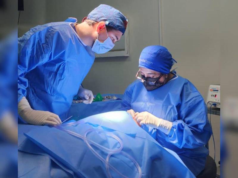 Médicos realizan una cirugía durante una brigada en el hospital Ruth Paz.