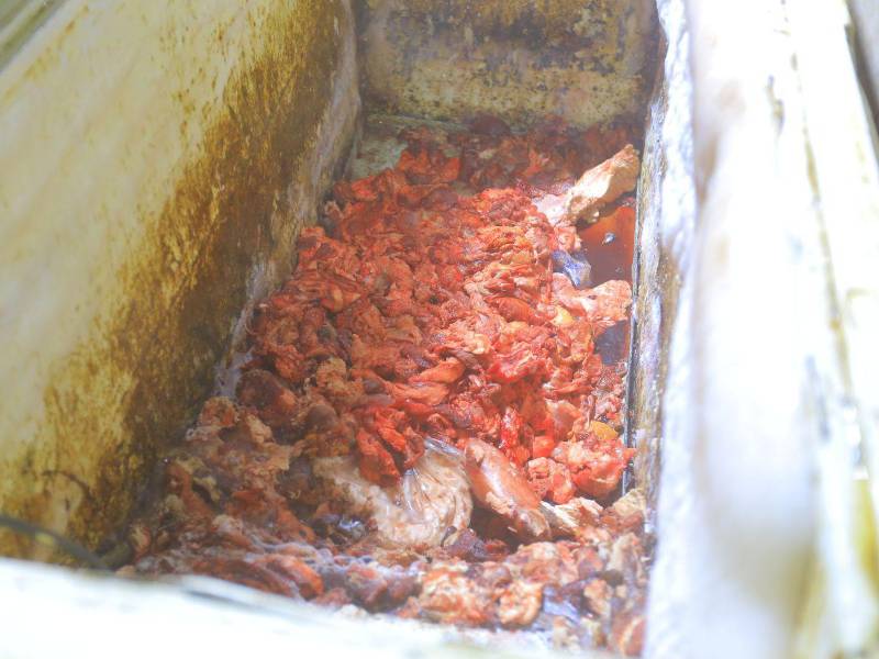En este refrigerador y en ese estado se encontraba la carne, que fue decomisada, en un puesto del mercado Medina.