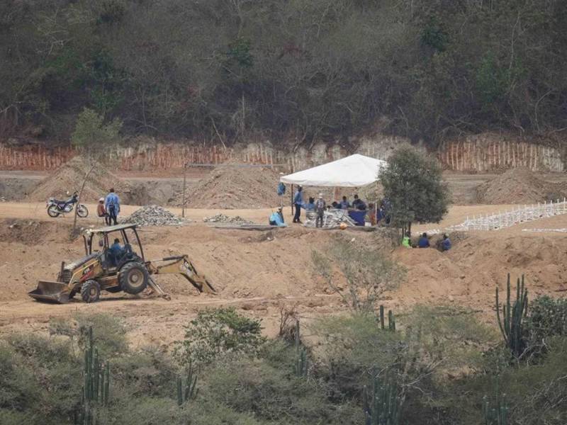 La falta de identificación de cientos de fallecidos obliga a las autoridades a realizar entierros de emergencia en fosas abiertas en La Guaira.
