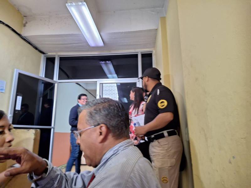 El ahora director de la Dinaf, Vicente Fernández, recibió a los agentes de la Atic durante la intervención.