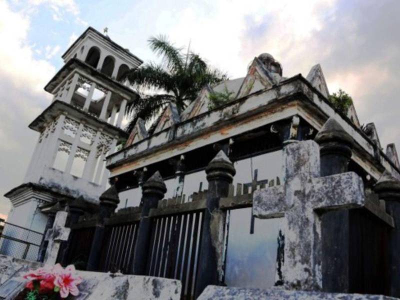 El Cementerio General San Pedro Apóstol se ha convertido en un mudo testigo del pujante pasado de San Pedro Sula. Su funcionamiento data desde principios del siglo 20 y es el camposanto más antiguo de la urbe, aunque no el más grande.