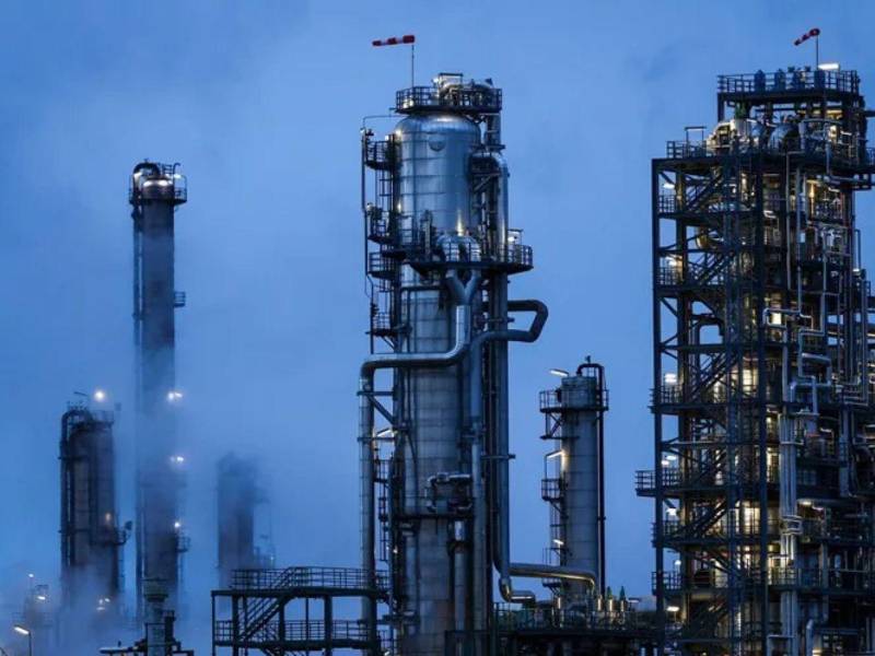 El petróleo intermedio de Texas cayó este viernes un 11.45%, hasta los 83.85 dólares el barril.