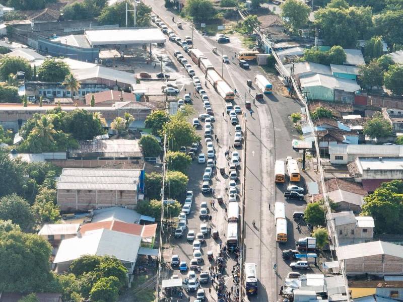 Turistas hondureños se aglomeran en el paso fronterizo de El Amatillo para ingresar a El Salvador. Imagen tomada de Diario El Salvador.