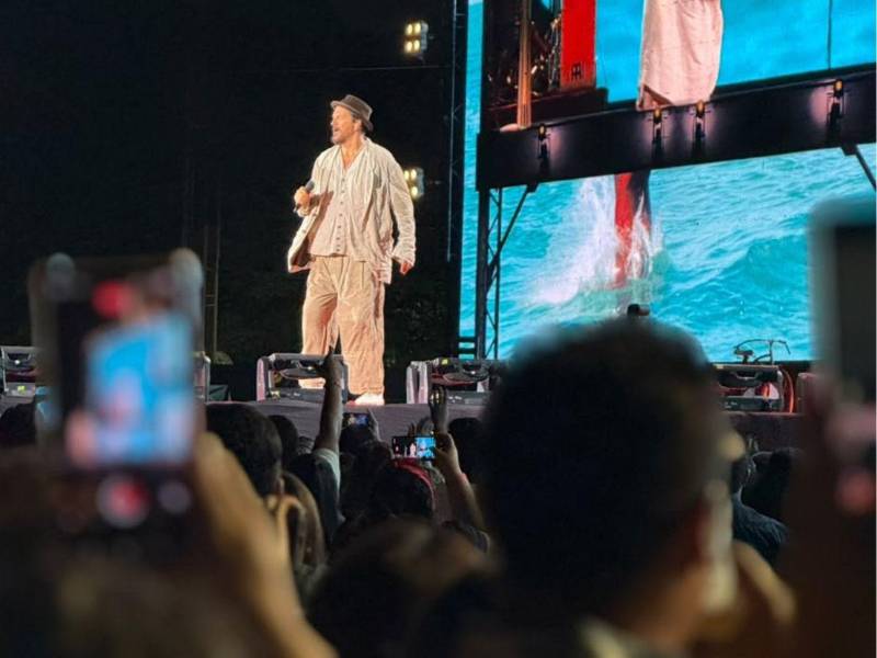 Ricardo Arjona volvió a encontrarse con el público hondureño en una noche marcada por la nostalgia, la poesía urbana y los éxitos que han acompañado a varias generaciones. El cantautor guatemalteco se presentó anoche en el estadio Héctor “Chochi” Sosa, en Tegucigalpa, ante miles de seguidores.