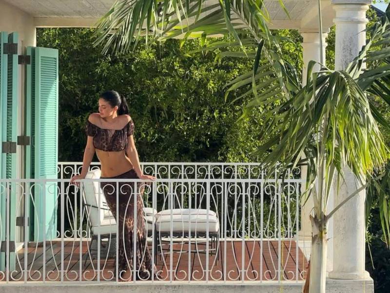 Kylie Jenner volvió a convertirse en tema de conversación en las redes sociales tras compartir una serie de fotografías desde Turks y Caicos, destino paradisíaco donde disfruta de unas vacaciones rodeada de familiares, amistades cercanas y colaboradores de su firma de belleza.