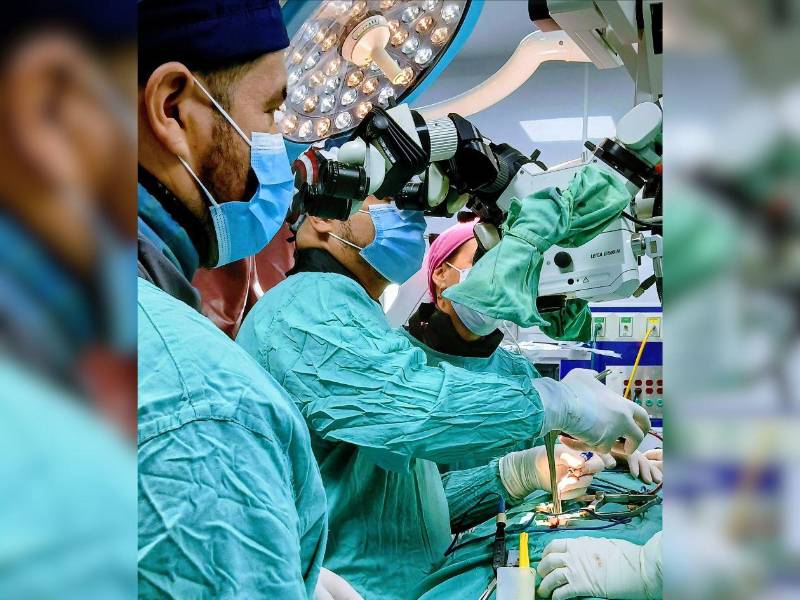 El fentanilo se utiliza en hospitales principalmente como un analgésico potente y anestésico para tratar el dolor severo y agudo, siendo 50-100 veces más potente que la morfina.