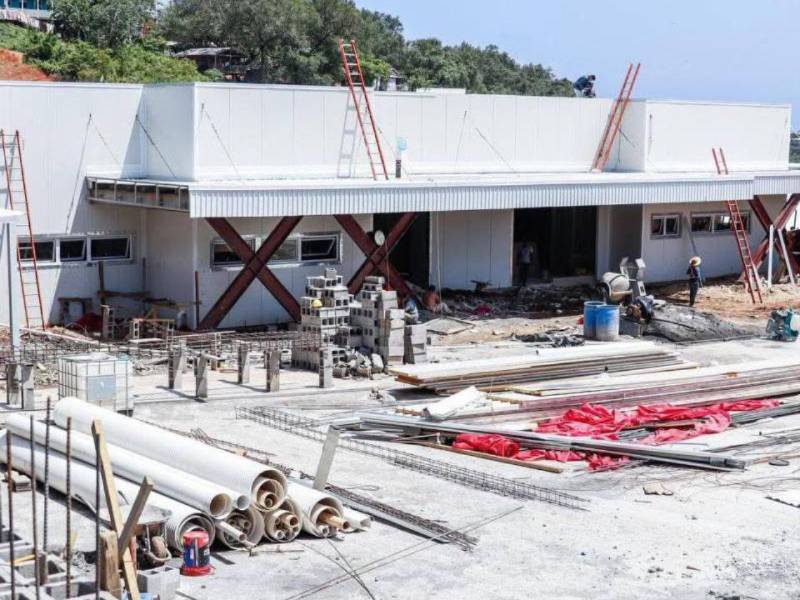 El hospital de emergencias que se construye en la zona Dixon Cove en Roatán estará listo en agosto para atender a los isleos.