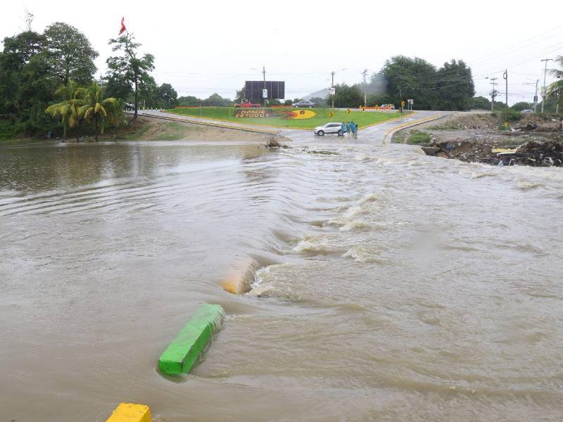 Alertas meteorológicas de Copeco, difundidas a través de medios oficiales y redes sociales, informan sobre el frente frío, acumulación de lluvias y riesgos de deslizamientos e inundaciones.