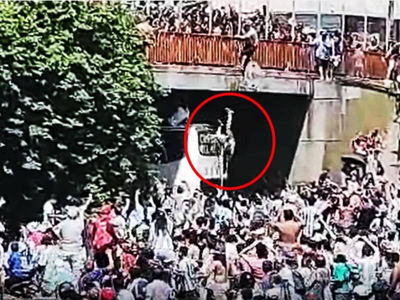 El momento en el que un hincha se arrojaró desde un puente al autobús descapotable de la Selección Argentina, pero terminó cayendo al vacío.