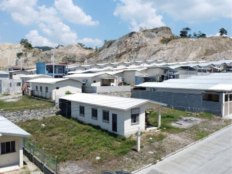 Para que una vivienda sea considerada de interés social en Honduras, su precio debe ubicarse entre L900,000 y L1.4 millones. Sin embargo, encontrar casas dentro de este rango en las grandes ciudades del país es cada vez más difícil, debido al elevado costo de los terrenos, que en algunas zonas puede superar los L2 millones.
