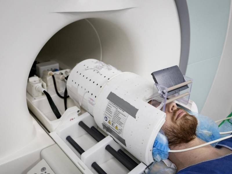 La máquina consiste en un <b>cilindro </b>que mide cinco metros de largo y cinco de alto, dentro del cual hay un imán de 132 toneladas alimentado por una bobina de 1.500 amperios.
