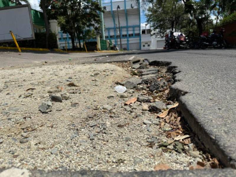 Los conductores denuncian el estado de la 13 avenida donde hay trece baches que están dañando los carros de lso sampedranos.